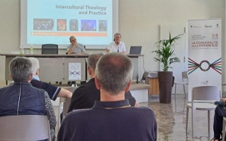 Predavanje s. Thee Filipović na katehetskom znanstvenom skupu u Coratu u Italiji